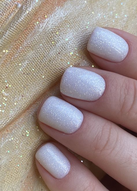 White Nails Gold Sparkle, White Soarkle Nails, Engagement Short Nails, White Sparkle Dip Powder Nails, Short White Wedding Nails, Bride Nails Sparkle, White Glitter Manicure, White Bride Nails Wedding, Silvery White Nails