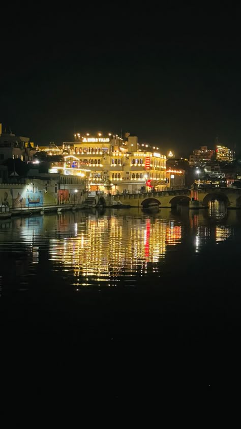 Indian Fort, Buddha Background, City Palace Udaipur, Cafe Pictures, City Life Photography, Sky Quotes, Desi Aesthetics, Bhagat Singh, Calligraphy For Beginners