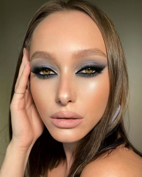 Catwoman Eye Makeup, Dark Smokey Eye Makeup, Grey Eye Makeup, Face Contouring Makeup, Boho Makeup, Social Media Post Ideas, Show Makeup, Edgy Makeup, Makeup Eye Looks