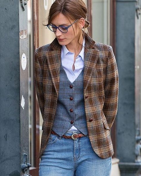 Sita Lombera on Instagram: “Classical everyday outfit. #viapinterest #tweed #harristweed #inspiration” Mode Style Anglais, Tweed Blazer Women, Mode Tips, Mode Chanel, Look Retro, Country Fashion, British Outfits, Mode Casual, Tomboy Fashion