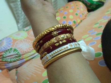 Sankha Pola Design Gold, Sankha Pola Design, Pola Bangles Gold, Sakha Pola In Gold, Shakha Pola Bangles, Rajputi Bangles, Antique Gold Earrings, Neck Pieces Jewelry, Gold Bangles For Women