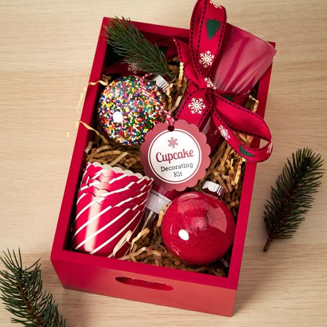 Christmas Gift Sets Diy Basket Ideas, Diy Client Gifts Holidays, Box Christmas Gifts Ideas, Merry Christmas Gift Ideas, Diy Christmas Box Gifts, Diy Christmas Box Ideas, Customized Christmas Gifts, Christmas Hamper Ideas Diy, Christmas Present Box Ideas