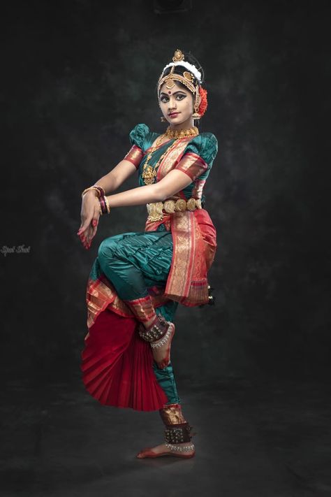 She is a kuchipudi dancer , K.Sruthi Samanvi....and this is a pose or a still of classical dance which can be suitable for any dance form like ( Kuchipudi , Bharatanatyam , kathak , odissi and etc ... ) Fig Drawing, Kuchipudi Dance, Bharatanatyam Dancer, Bharatanatyam Poses, Dance Pose, Classical Dance, Anatomy Poses, Indian Dance, Dance Poses