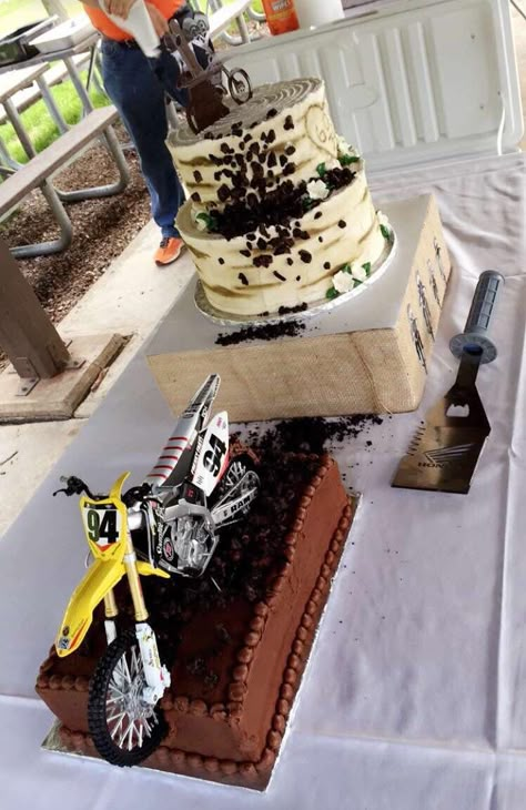 Grooms Cake Dirt Bike, Dirt Bike Wedding Cake, Motorbike Wedding Cake, Dirtbike Wedding Ideas, Dirt Bike Wedding Ideas, Moto Wedding, Bike Wedding Cake, Motocross Wedding, Wedding Motorcycle