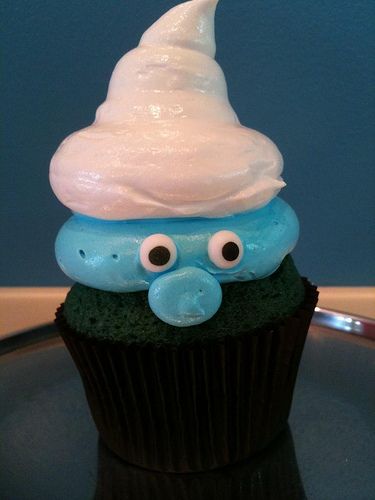 Smurf cupcake - How cute  @Wendy Leonard. we need to make these for the girls! I know how excited they are for smurfs right now :) Funny Cupcake Designs, Cursed Cupcakes, Funny Cupcakes Ideas, Smurf Nails, Smurf Cupcakes, Creative Cupcakes Ideas, Smurfs Birthday, Cupcake Blue, Blue Smurf