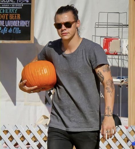 Harry Styles Lhh, Harry Styles Halloween, Fall Autumn Aesthetic, Lavender Honey, Honey Bunny, Mr Style, Aesthetic Vibes, Autumn Aesthetic, Harry Edward Styles