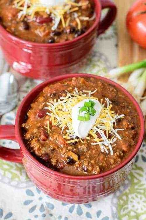 30 Minute Easy Homemade Clean Eating Chili Recipe - My Natural Family 30 Minute Chili Recipes, 30 Minute Chili, Gluten Free Chili Recipe, Easy Homemade Chili Recipe, Clean Eating Chili, Easy Homemade Chili, Navajo Tacos, Quick Clean Eating, Clean Eating Soup Recipes