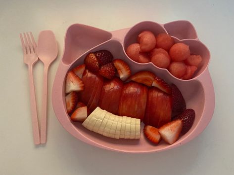 97g apple, 54g banana, 92g strawberry, 102g watermelon Kawaii Snacks, Sanrio Aesthetic, Food Motivation, Kawaii Cooking, Healthy Food Dishes, Healthy Food Motivation, Think Food, Food Obsession, Pretty Food