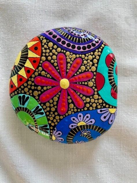 Rock Flowers, New Bern, Rock Painting Patterns, Painted Rock, Bern, Colorful Design, Rock Garden, Acrylic Paintings, Stone Painting