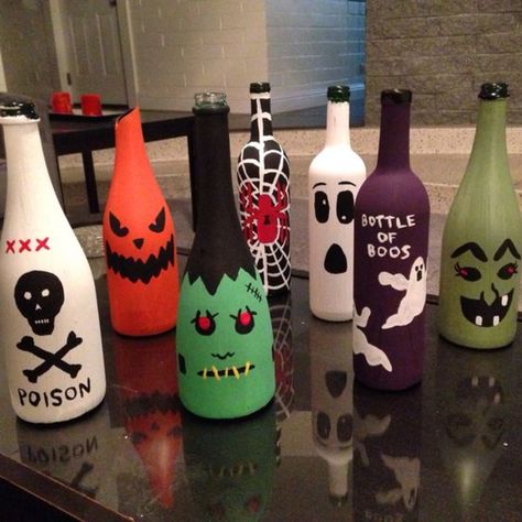 Halloween Painted Wine Bottles, Halloween Wine Bottle Crafts, Halloween Wine Bottles, Bottle Projects, Spooky Diy, Dekorasi Halloween, Painted Bottles, Halloween Wood Crafts, Halloween Bottles