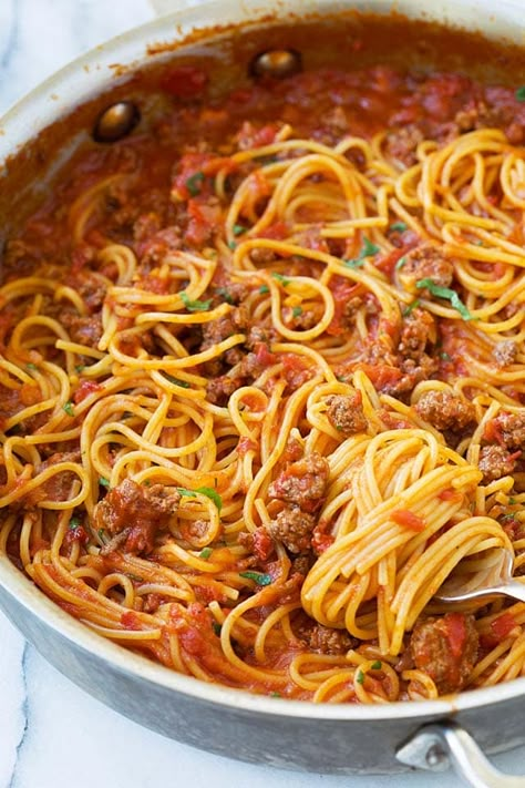 Close up picture of easy spaghetti pasta with orange-color tomato meat sauce, ready to be eaten. Spaghetti And Meat Sauce, Spaghetti With Meat Sauce, Spaghetti With Meat, Meat Sauce Recipe, Pasta Side, Spaghetti Recipes Easy, One Pot Spaghetti, Delicious Sides, Spaghetti Meat Sauce