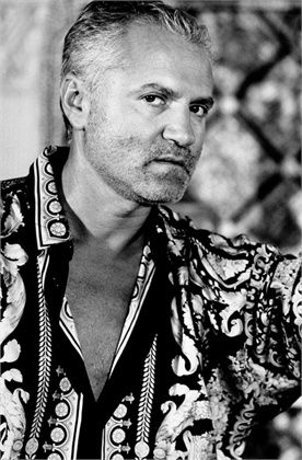 Gianni Versace #Vintage #Versace Gianni Versace Portrait, 1994 Fashion, Gianni Versace 90s, 1990 Style, House Of Versace, Versace Vintage, Emerging Designers Fashion, Fashion Designers Famous, Versace Fashion