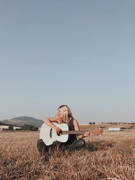 Country Music Photography, Senior Picture Ideas For Musicians, Country Artist Photoshoot, Senior Photos Desert, Senior Picture Ideas With Guitar, Country Music Photoshoot, Country Singer Photoshoot, Musician Photoshoot Ideas, Album Cover Photoshoot Ideas