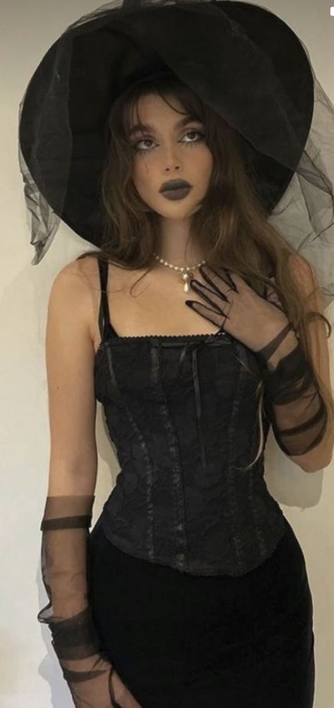 Gangster Halloween Costumes, Aesthetic Halloween Costumes, Cowgirl Halloween Costume, Hallowen Costume, Halloween Party Outfits, Halloween Makeup Scary, Night Beauty, Witch Halloween Costume, Scary Halloween Costumes