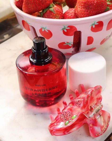 🍓juicy, bold, and undeniably captivating is the best way to describe @phlur Strawberry Letter fragrance 🍓 | What are your thoughts of fruity scents during the fall and winter months? ‌ 𝘚𝘤𝘦𝘯𝘵 𝘕𝘰𝘵𝘦𝘴 -𝘴𝘵𝘳𝘢𝘸𝘣𝘦𝘳𝘳𝘺 𝘨𝘢𝘳𝘪𝘨𝘶𝘦𝘵𝘵𝘦, 𝘤𝘢𝘴𝘴𝘪𝘴 𝘭𝘦𝘢𝘧, 𝘢𝘱𝘱𝘭𝘦 𝘣𝘭𝘰𝘴𝘴𝘰𝘮 ‌ Strawberry Letter opens with a burst of strawberries that feels fresh and vibrant, with a slight sweetness — but it’s not the sugary-sweet scent you might expect, which is one of the reasons why I really enjoy it! ‌ I’m very particular about my sw... Phlur Fragrance Strawberry, Fruit Smelling Perfume, Strawberry Shortcake Scent, Strawberry Vanilla Perfume, Fruity Scents, Strawberry Scent, Vanilla Perfume, Scent Notes, Sweet Scents