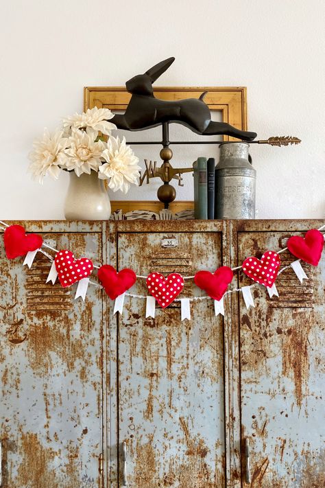 Easy DIY Heart Garland Valentine Fabric Crafts, Sewing Garland Diy, Valentine's Garland Diy, Fabric Heart Garland, Diy Valentines Garland Simple, Diy Heart Garland, Heart Paper Garland Diy, Diy Heart Garland Fabric, Ornament Garland Diy