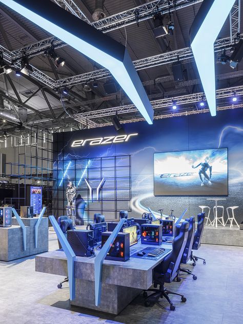 At Europe's largest video game trade fair, gamescom 2023 in Cologne, MEDION ERAZER presented itself with its hardware that gamers love. The booth stands out with its stable lattice architecture, the shape of which is reminiscent of tower PCs and strikingly emphasizes the sides of the exhibition space Gaming Centre Design, Lattice Architecture, Gaming Booth, Neat Room, Vr Room, Gaming Stand, Gaming Event, Game Booth, Gaming Lounge