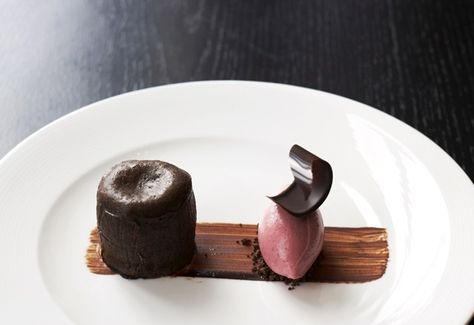 Chocolate and griottine fondant with cherry yoghurt ice cream Lava Cake Plating Ideas, Chocolate Fondant Plating, Lava Cake Plating, Cherry Fondant, Yoghurt Ice Cream, Daniel Fletcher, French Dinner, Winter Dessert, Chocolate Shakeology