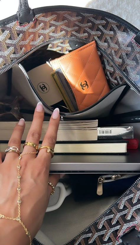 Inside My Bag, Purse Essentials, Goyard Bag, Handbag Essentials, What's In My Bag, Luxe Life, Healthy Lifestyle Inspiration, Bags Aesthetic, Bag Essentials