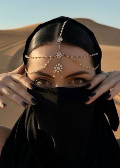 Beach Model Poses Women, Egyptian Photoshoot, Cleopatra Aesthetic, Arabian Aesthetic, Morocco Travel Outfit, Paris Summer Outfits, Egyptian Princess, Desert Photoshoot, Egypt Jewelry