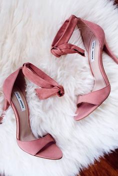 Wear pink shoes to look as gorgeous as carrie bradshaw! See our curious pieces of advice to learn how to match these fashionable shoes correctly. Carrie Bradshaw, Pink Shoes, Crazy Shoes, Pretty Shoes, Shoe Obsession, Shoe Lover, High Heel Pumps, Beautiful Shoes, Dusty Rose