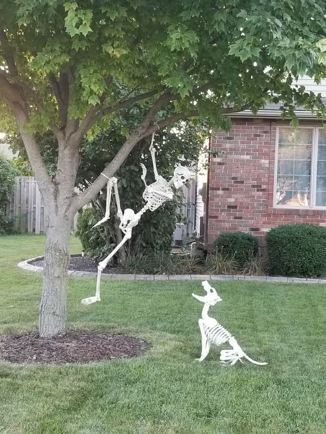 Awesome Outdoor Halloween Decorations, Front Yard Halloween Decorations, Pelottava Halloween, Halloween Outdoor Decoration, Outdoor Halloween Decorations, Halloween Decor Diy, Halloween Outside, Casa Halloween, Great Halloween Costumes