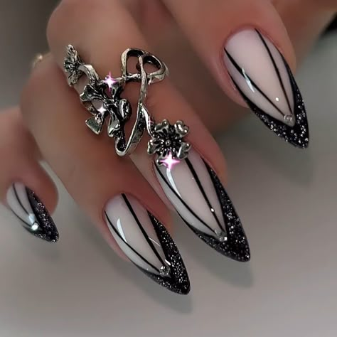 Nail Designs Black French Tip, Cateye Nailart French Tip, Black And White Nail, Nails Trend, Fancy Nails Designs, Stylish Nails Designs, Nails Design With Rhinestones, Pretty Nail Art Designs, Nail Art Designs Videos