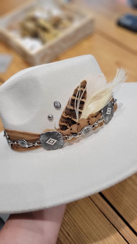 Western Hat Accessories, Boho Hat Design Ideas, Western Hat Band Ideas, Hatbands Ideas, Custom Cowgirl Hats, Cowboy Hat Ideas, Custom Hat Ideas, Hat Burning Ideas, Hat Band Ideas