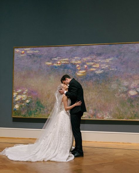 A Modern Romantic Love Story Amid Monet’s Water Lilies ✨ @lzeventco designed a beautiful editorial between works of art in the heart of St. Louis, Missouri. “Being able to shoot in the art museum was a gift in itself,” says Lauren, the Founder of LZ Event Co. and the creative mind behind the editorial. Lauren’s vision was to create a modern, organic look inside the historical museum, mixing old with the new and showcasing beauty in many different art forms, romance, texture, and color. She c... Art Gallery Wedding Decorations, Wedding Museum Photography, Claude Monet Wedding, St Louis Art Museum Wedding, Wedding Art Gallery, Museum Shoot, Wedding Museum, Different Art Forms, Story Planner