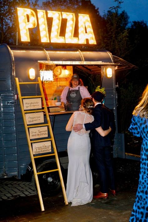 Outdoor Wedding Food, Outdoor Wedding Foods, Wedding Food Catering, Pizza Wedding, Pizza Food Truck, Food Truck Wedding, Mums Wedding, Food Catering, Catering Ideas