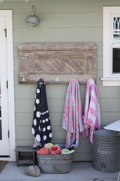 Pool Towel Storage, Pool Organization, Rustic Towel Rack, Towel Rack Pool, Diy Towel Rack, Pool Storage, Diy Towels, Swimming Pool Ideas, Pool Fun