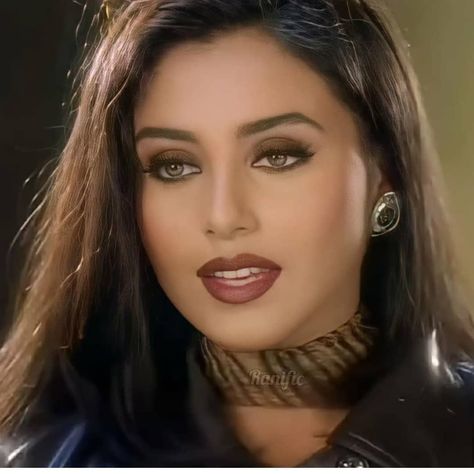 Rani Mukerji Outfits, 90s Bollywood Makeup, Indian Baddie, 90s Eye Makeup, 90s Lipstick, Moms Makeup, 90s Grunge Makeup, Indian Eye Makeup, Retro Makeup Looks