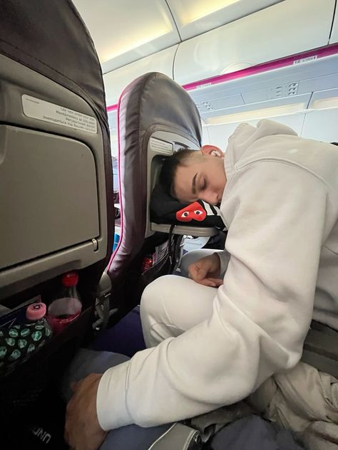 Innovative way to sleep on the plane Japanese Phoenix Tattoo, Plane Seats, Shoulder Sleeve Tattoos, Airplane Seats, Tattoo Over Scar, Not Giving Up, Ways To Sleep, Work Tattoo, On The Plane