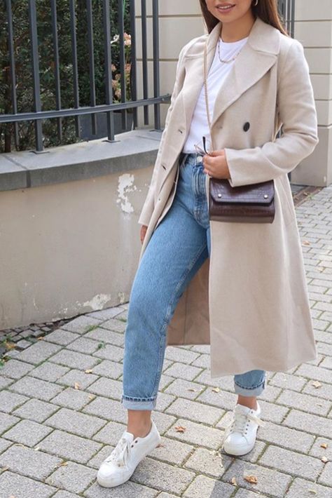 Long Beige Coat Outfit Casual, Beige Duster Coat Outfit, Beige Coat Outfit Women, Beige Coats For Women, White Mum Jeans Outfit, Outfits With White Coat, Beige Mac Coat Outfit, Ivory Trench Coat Outfit, Mum Style Outfits 2023