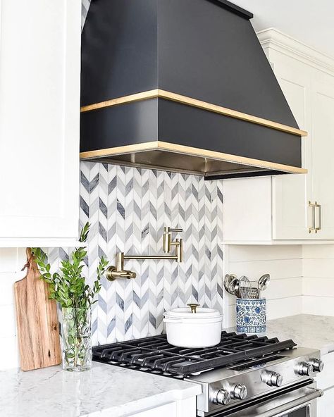 Home Painting Ideas, White Marble Mosaic, Stove Backsplash, Accent Backsplash, Home Painting, Kitchen Backsplash Designs, Unique Tile, Mosaic Backsplash, Inspiration Kitchen