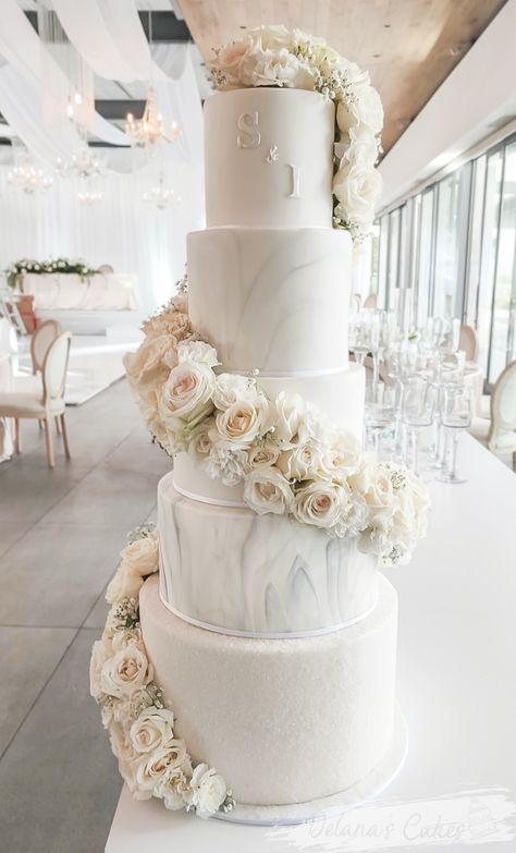 Luxary Wedding cake adorned with a frech Roses and Carnations spiral garland. We LOVE! Wedding Cake Spiral Flowers, Spiral Wedding Cake, Wedding Cake With Fresh Flowers, Roses And Carnations, Cake With Fresh Flowers, Quince Decorations, Fresh Flower Cake, Wedding Backdrop Decorations, White Wedding Cake