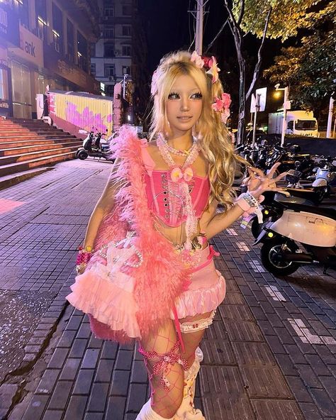 ocaso0.oo Gyaru Pink, Pink Gyaru, Gyaru Aesthetic, Gyaru Fashion, Cute Selfie Ideas, Goth Fashion, Japanese Fashion, Fashion Magazine, Fitness Inspo