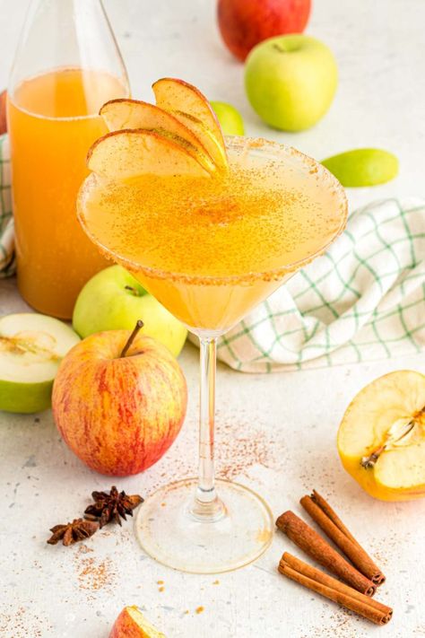 Easy Apple Cider Martini Apple Cider Cocktail Recipes Vodka, Apple Cider Martini Recipe, Autumn Beverages, Apple Cider Martini, Cider Martini, Apple Cidar, Cider Cocktail Recipes, Martini Recipes Vodka, Apple Cider Punch