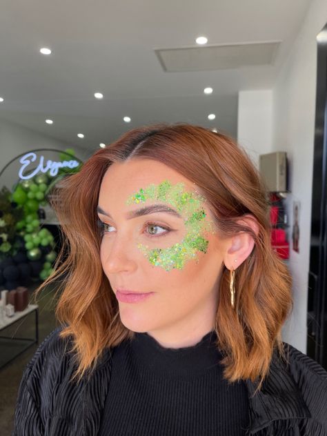 Green Face Paint Ideas, Glitter Face Makeup, Saint Patricks Day Makeup, Green Face Paint, Glitter Face Paint, Face Glitter, Beautiful Green Eyes, Festival Glitter, Green Moon