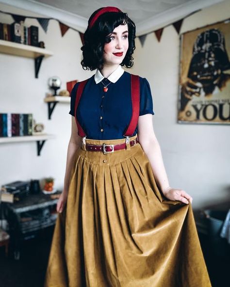 Mykayla on Instagram: "“I’m sure I’ll get along somehow. Everything’s going to be alright.” 🍎 I am OBSESSED with this outfit! It’s the only outfit I had planned before I started this series and I just love it. I’ve never been much of a Snow White fan but this outfit alone may have swayed me 😆 Top // @louchelondon dress; charity shop find Skirt & Belt // vintage from @cr_uk Suspenders // @cr_uk Necklace // had for years . . . #disneybound #snowwhitevibes #disneybounding #vintagestyle #vintagefa Disney Dapper Day Outfits, Disney Character Inspired Outfits, Geek Outfits, Disneybound Ideas, Drawing Outfits, Snow White Outfits, Snow White Cosplay, Dapper Day Outfits, Disney Dapper Day