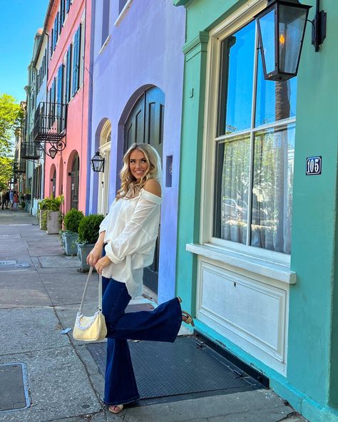 Rainbow Row Picture Ideas, Charleston Inspo Pics, Rainbow Road Charleston Sc, Rainbow Row Charleston Photography, Charleston Rainbow Row, Charleston South Carolina Aesthetic Outfits, Charleston Sc Photoshoot, Charleston Photo Ideas, Charleston Instagram Pictures