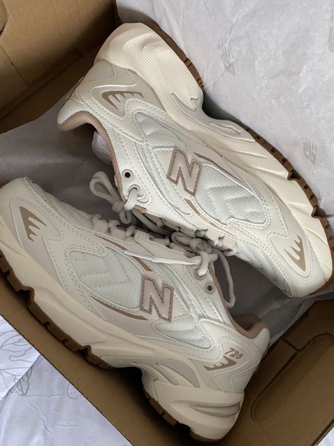 New Balance Beige, Nb Shoes, Shoes Aesthetic, Trendy Shoes Sneakers, Dr Shoes, Cream Shoes, Hype Shoes, Girly Shoes, Shoe Inspo