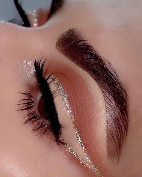 Glitter Eyeliner Ideas, Eyeliner Ideas, Evening Eye Makeup, Bridal Eye Makeup, Beginners Eye Makeup, Doll Eye Makeup, Casual Makeup, Graphic Makeup, Eye Makeup Pictures