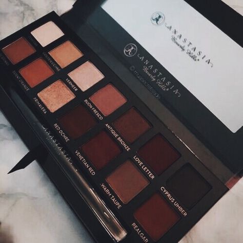 Dark Makeup Palette, Dark Eyeshadow Palette, Lana Delray, Make Up Pallets, Scarlett Dragna, Red Eyeshadow Palette, Expensive Look, Dark Eyeshadow, Makeup Pallets