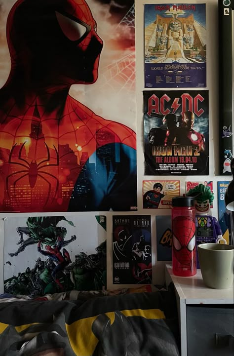 Comic Book Bedroom Ideas, Bat Cave Ideas, Nerdy Bedroom, Nerd Bedroom, Nerdy Room, Dc Bedroom, Spiderman Bedroom, Indie Decor, Nerd Room