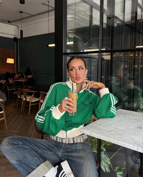 Aesthetic coffee outfit Ellie Robinson, Current Aesthetic, Wardrobe Change, Jacket Adidas, Coffee Day, Instagram Coffee, Sports Aesthetic, Hair Ribbons, Street Style Trends