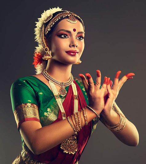 Bharatanatyam Makeup Tutorial In 10 Simple Steps Bharatanatyam Makeup, Indian Dance Art, Bharat Natyam, Bharatnatyam Poses, Bharatanatyam Costume, Bharatanatyam Dancer, Indian Classical Dancer, Bharatanatyam Poses, Dance Of India