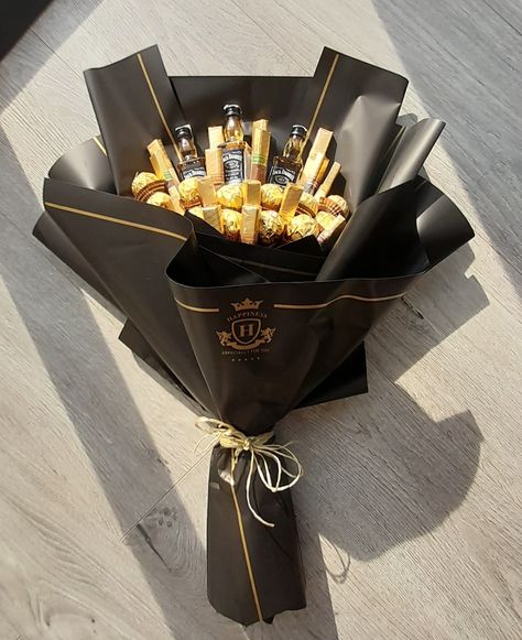 Alcohol Bouquet For Men, Gift Bouquet Ideas For Men, Fathers Day Bouquet Ideas, Mini Alcohol Bouquet, Flowers For Men Gift Man Bouquet, Bouquet For Men, Bouquet For Him, Wine Gift Box Ideas, Alcohol Bouquet