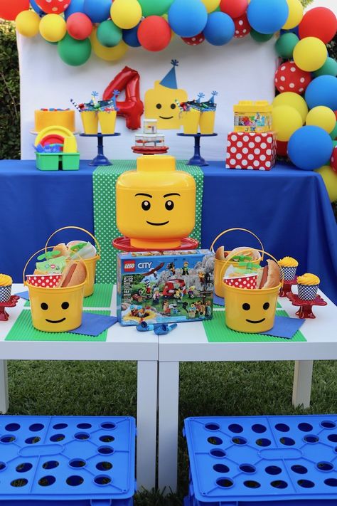 LAURA'S little PARTY: Celebrating 40 years of the LEGO Minifigure Lego City Birthday, Kid Party Ideas, Lego Balloons, Lego Themed Party, Easy Party Favor, Party Blowers, Kid Parties, Lego Cake, Lego Birthday Party