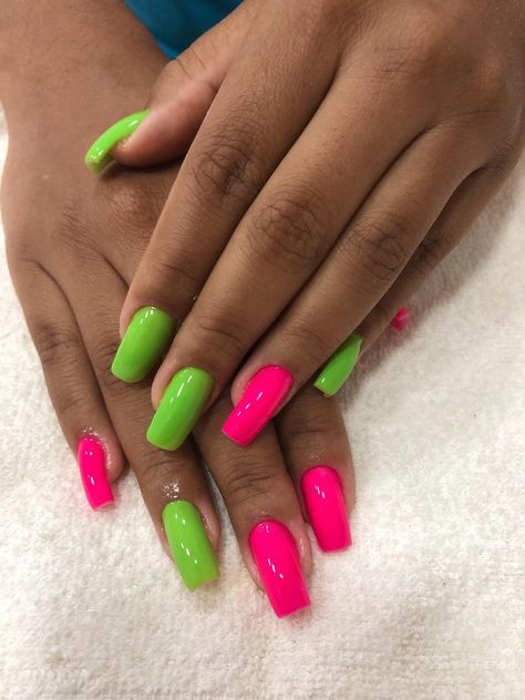 #nails #nailsofinstagram #unhas #unhasdecoradas #acrylicnails #nailsonfleek #pinknails #greennails #unhasdegel #nailart Lime Green And Hot Pink Nails, Gorgeous Nails Summer, Neon Pink And Green Nails, Neon Colored Nails, Neon Nail Ideas Bright Colors, Neon Rainbow Nails, Neon Toe Nails, Bright Gel Nails, Summer Nails Art Designs